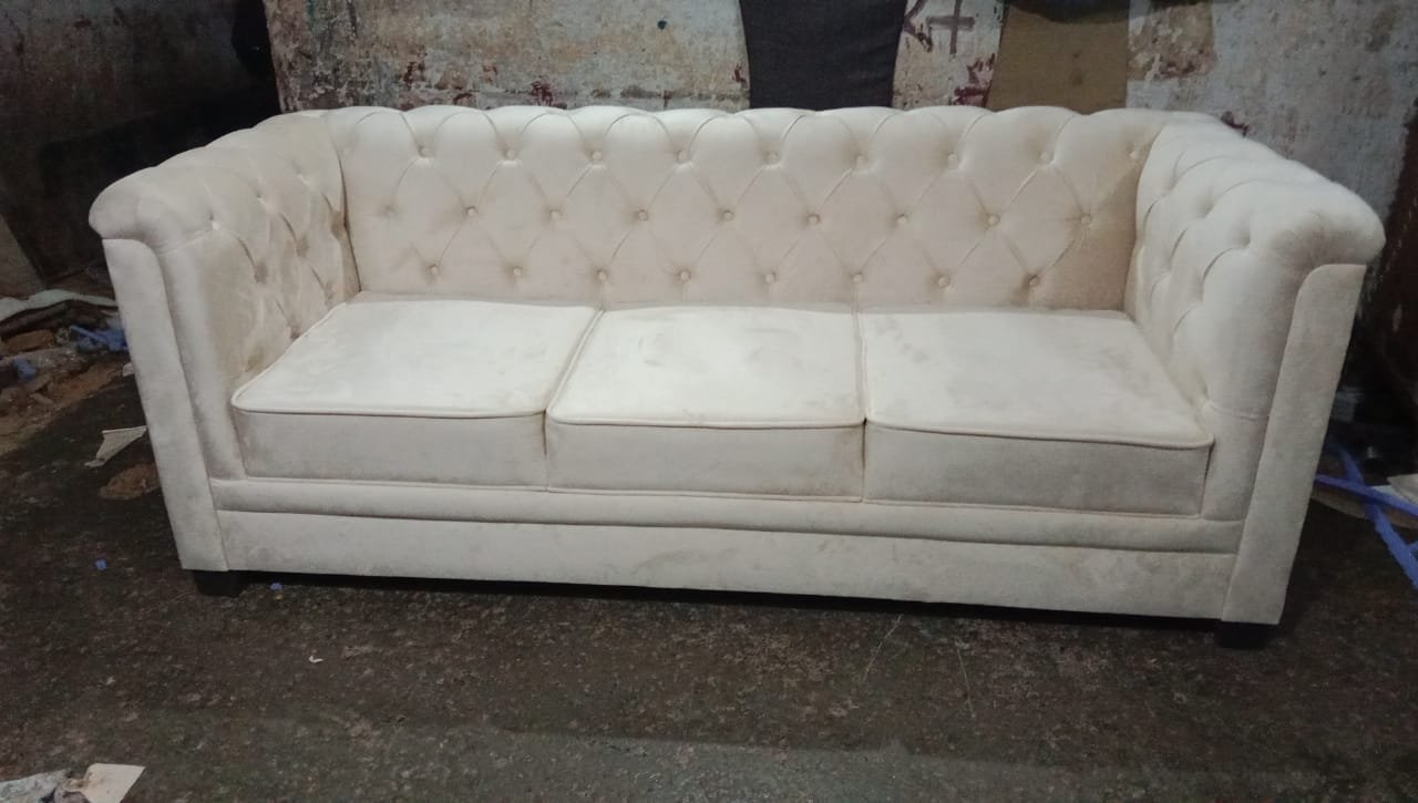 Handcrafted custom Chesterfield 3-seater sofa in cream velvet by Refurnix